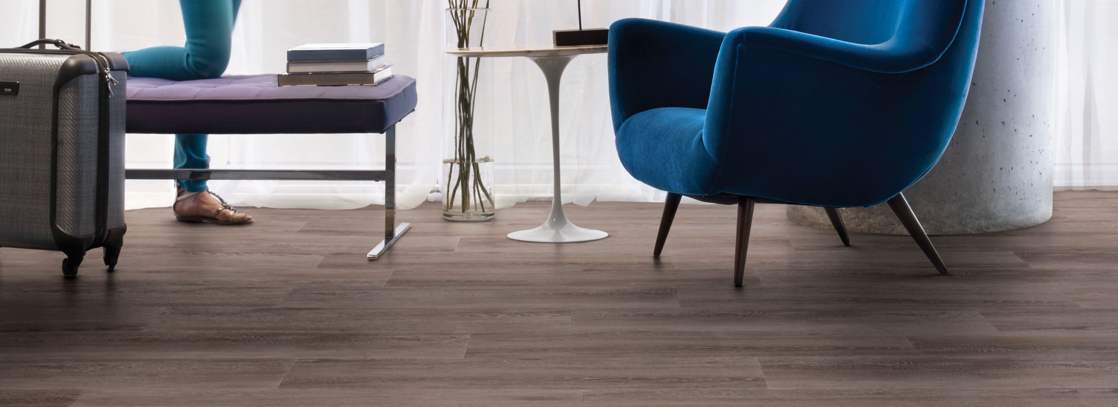 Interface Textured Woodgrains LVT in lobby setting with table and chair número de imagen 1